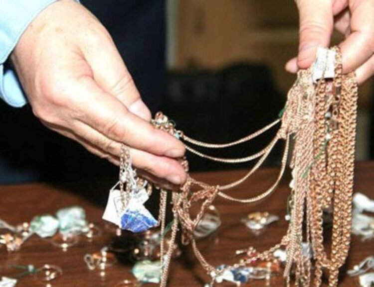 Kirayə ev axtarırdı, 7 minlik qızıl “tapdı”