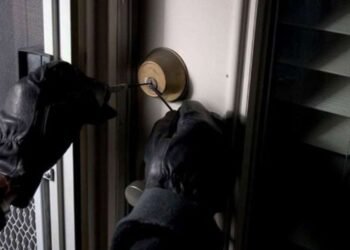 Evin açarlarını sayğacda gizlətdi, bütün qızılları oğurlandı