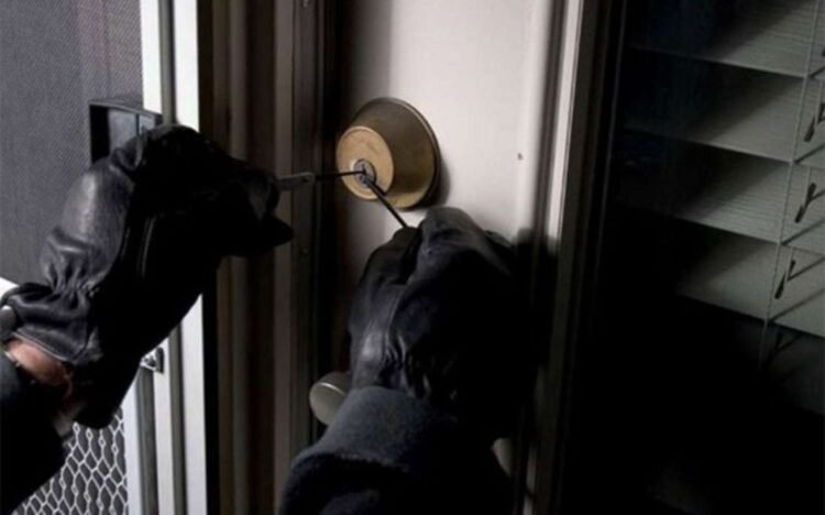 Evin açarlarını sayğacda gizlətdi, bütün qızılları oğurlandı