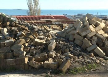 Kollektorun üzərində tikilən ev söküldü – VİDEO