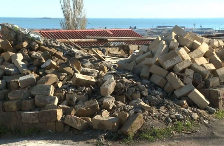 Kollektorun üzərində tikilən ev söküldü – VİDEO