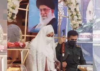 Maraqlı toy: kalaşnikov, maska və Xameneinin portreti…