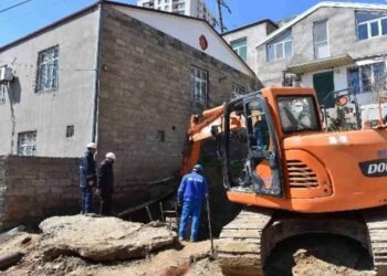 Bakıda 3 min ev su kollektorunun üzərində tikilib