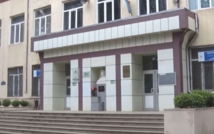 Bakıda şagird məktəbdə özünə xəsarət yetirdi – VİDEO