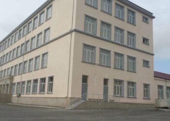 Lökbatandakı 233 nömrəli məktəblə bağlı SENSASİYA: Direktor bütün pəncərələri dəmir setkalarla niyə bağlayır?