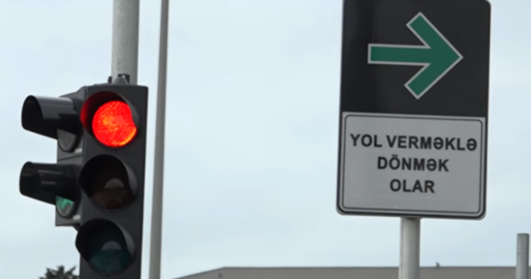 Sürücüləri çaşbaş salan nişan – Qırmızıda keçmək olar+Video