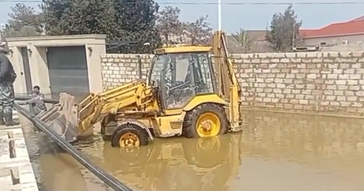 Bu ərazilər də yağış sularından təmizlənir – Video