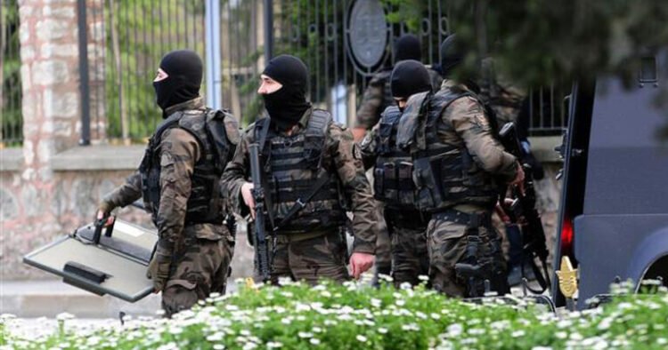 Türkiyədə daha bir şagird məktəbə hücum etmək istəyib