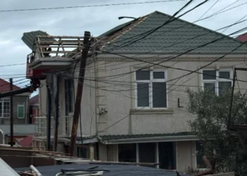 Keşlədə subasmaya səbəb olan evi sökməyə başladılar