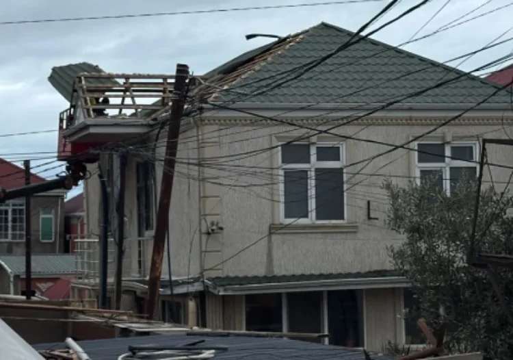 Keşlədə subasmaya səbəb olan evi sökməyə başladılar