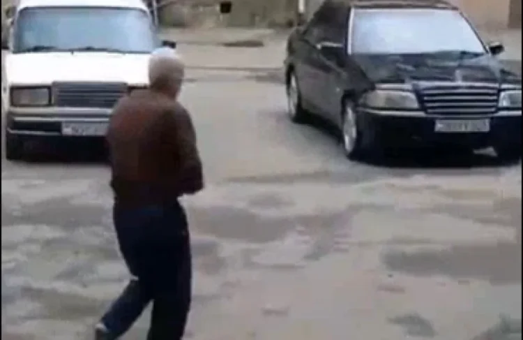 Sumqayıtda kişinin bıçaqla uşaqlara HÜCUM ETDİYİ BİLDİRİLİR-VİDEO