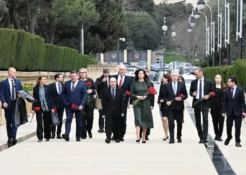 Litvanın baş naziri Bakıda şəhidlərin xatirəsini anıb – FOTO