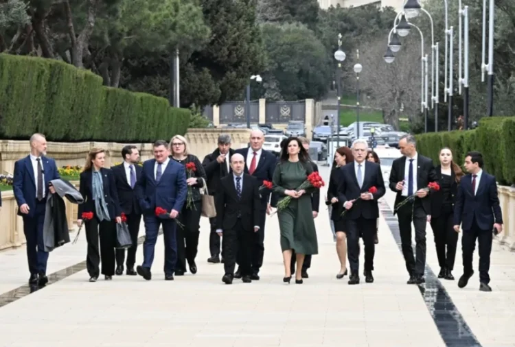 Litvanın baş naziri Bakıda şəhidlərin xatirəsini anıb – FOTO