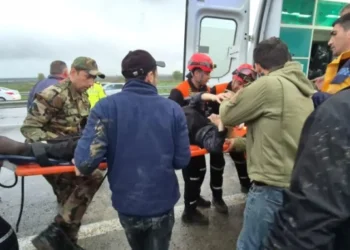 Avtomobildə sıxılı qalmış şəxslər XİLAS EDİLDİ