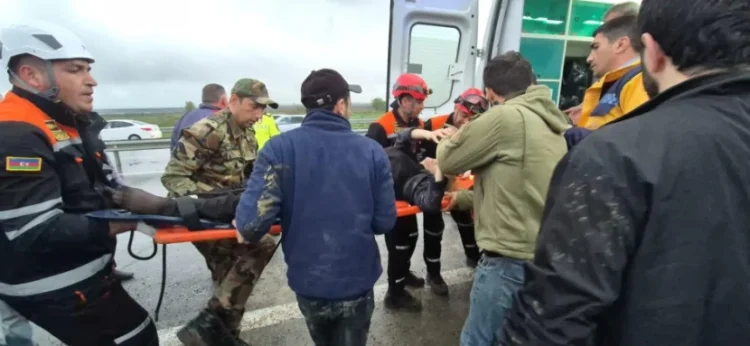 Avtomobildə sıxılı qalmış şəxslər XİLAS EDİLDİ