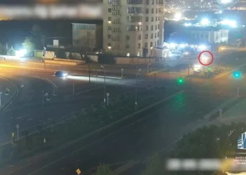 Bakıda sürücü svetoforu YARARSIZ HALA SALDI- VİDEO