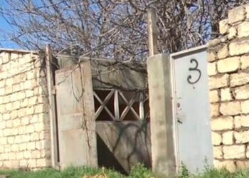 Yararsız tikinti məktəbin inşasına mane olur – VİDEO