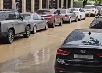 Bakıda boru partladı, küçəni su basdı