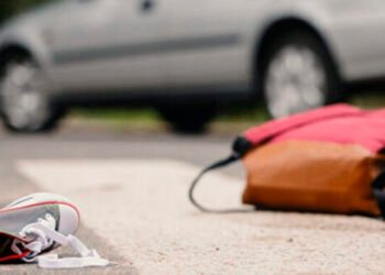 16 yaşlı qızı maşın vurdu