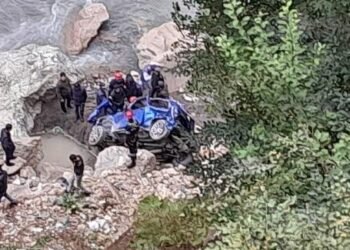 Yük maşını dərəyə aşdı, ölən var