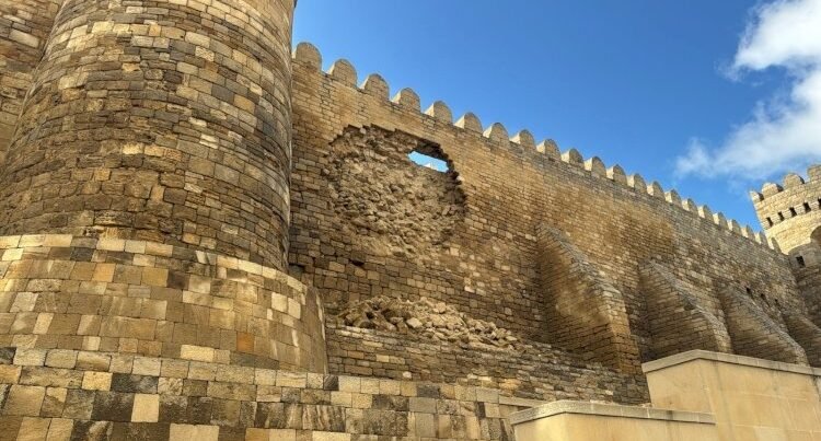 İçərişəhərdə Qala divarlarının bir hissəsi uçdu – FOTO