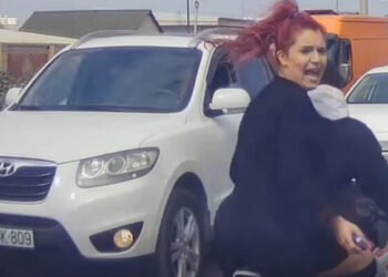 Gənc qızlar yolda təhükəli hərəkətlər… – VİDEO