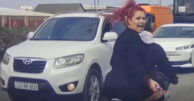 Gənc qızlar yolda təhükəli hərəkətlər… – VİDEO