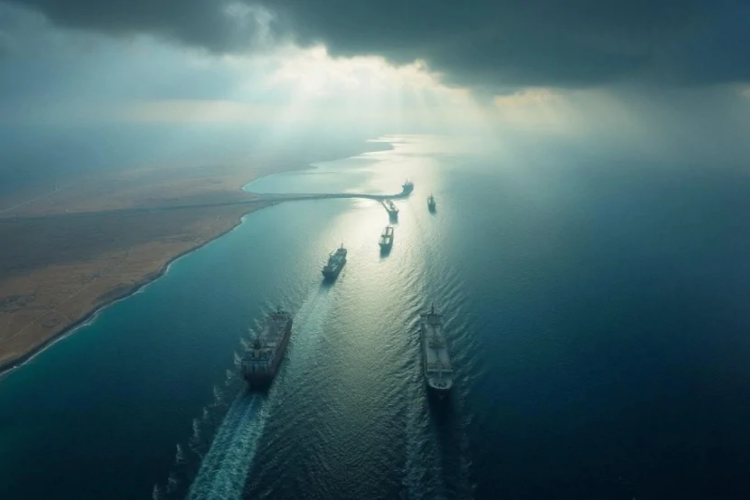 İran Hörmüzdə İsraillə əlaqəli gəmini VURDU