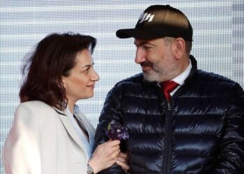 Anna Akoyan Paşinyanla bağlı qərarını verdi