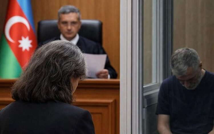 “Məni narkomanlarla evdə tək qoyurdular” – Bıçaqlanan ana