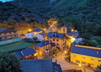 Bu kəndin 16 sakini var, amma 25 min turist gəlir – FOTO