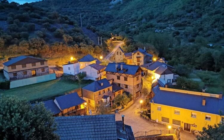 Bu kəndin 16 sakini var, amma 25 min turist gəlir – FOTO