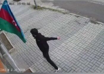 Bayrağa hörmətsizlik etdi, cavabı ağır oldu – ANBAAN VİDEO