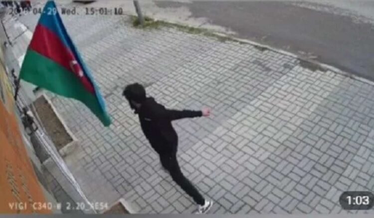 Bayrağa hörmətsizlik etdi, cavabı ağır oldu – ANBAAN VİDEO
