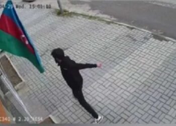 Bayrağa hörmətsizlik edən şəxs saxlanıldı – FOTO
