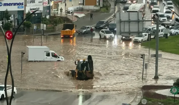 Qaziantepdə güclü fırtına: 23 nəfər yaralandı, 39 məktəbdə dərslər dayandırıldı – VİDEO/FOTOLAR