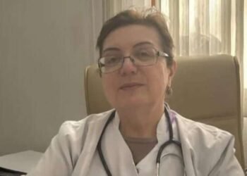 Saxta sənəd hazılamaqda günahlandırılan həkimə hökm oxundu – FOTO