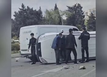Bakıda qəza: avtomobil aşdı – VİDEO
