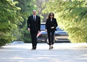 Prezidentlə xanımı Heydər Əliyevin məzarını ziyarət etdilər