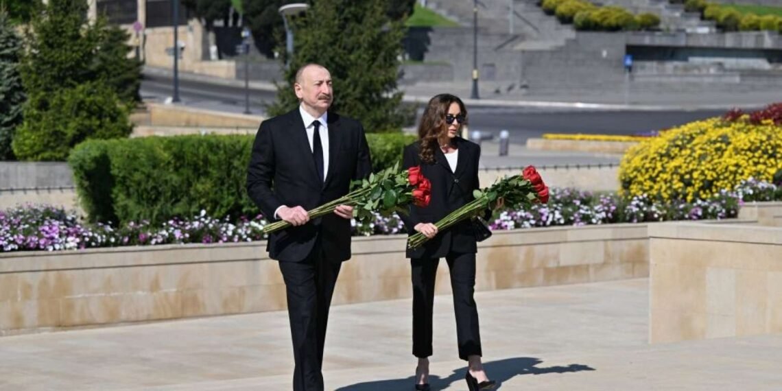 İlham Əliyev və xanımı Həzi Aslanovun məzarını ziyarət etdi