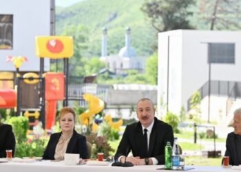 Prezident İlham Əliyev Zəngilan şəhərində sakinlərlə görüşüb