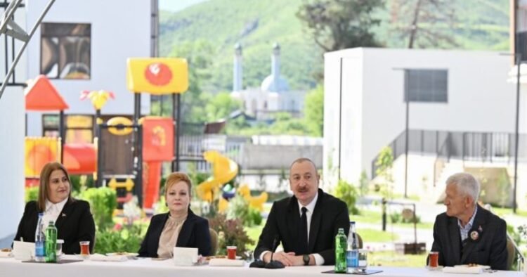 Prezident İlham Əliyev Zəngilan şəhərində sakinlərlə görüşüb