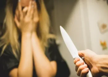 Kişi mübahisə zamanı arvadının barmaqlarını kəsdi