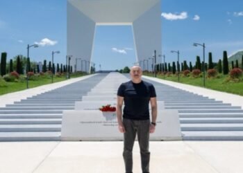 Prezident İlham Əliyev Xankəndi şəhərində Zəfər tağının önünə gül dəstələri düzüb – FOTO