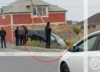 Sumqayıt yolunda maşın çuxura düşdü