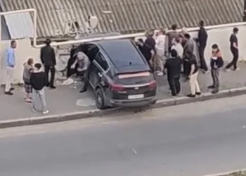 Bakıda maşın evin damına ÇIRPILDI