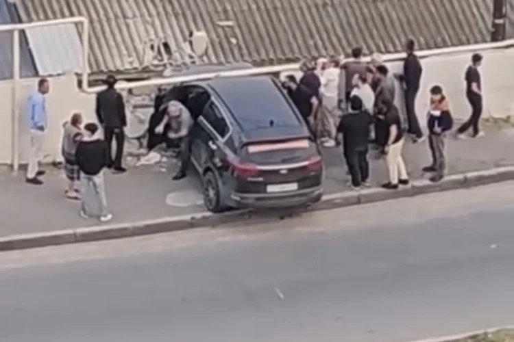 Bakıda maşın evin damına ÇIRPILDI