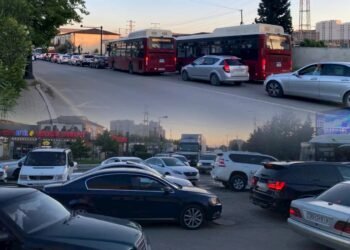 BAKININ BU ƏRAZİSİNDƏ AVTOMOBİLLƏR SAATLARLA YOLDA QALDI – FOTOLAR