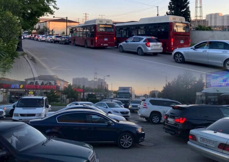 BAKININ BU ƏRAZİSİNDƏ AVTOMOBİLLƏR SAATLARLA YOLDA QALDI – FOTOLAR
