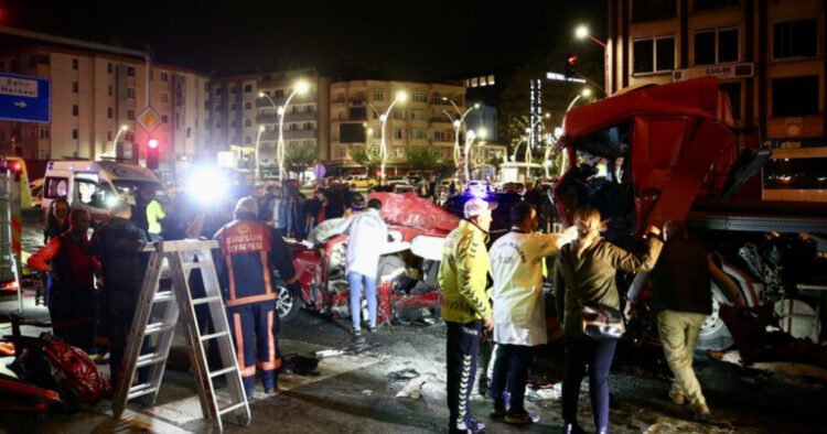Yük maşını iki avtomobilə çırpıldı – 5 ölü, 6 yaralı